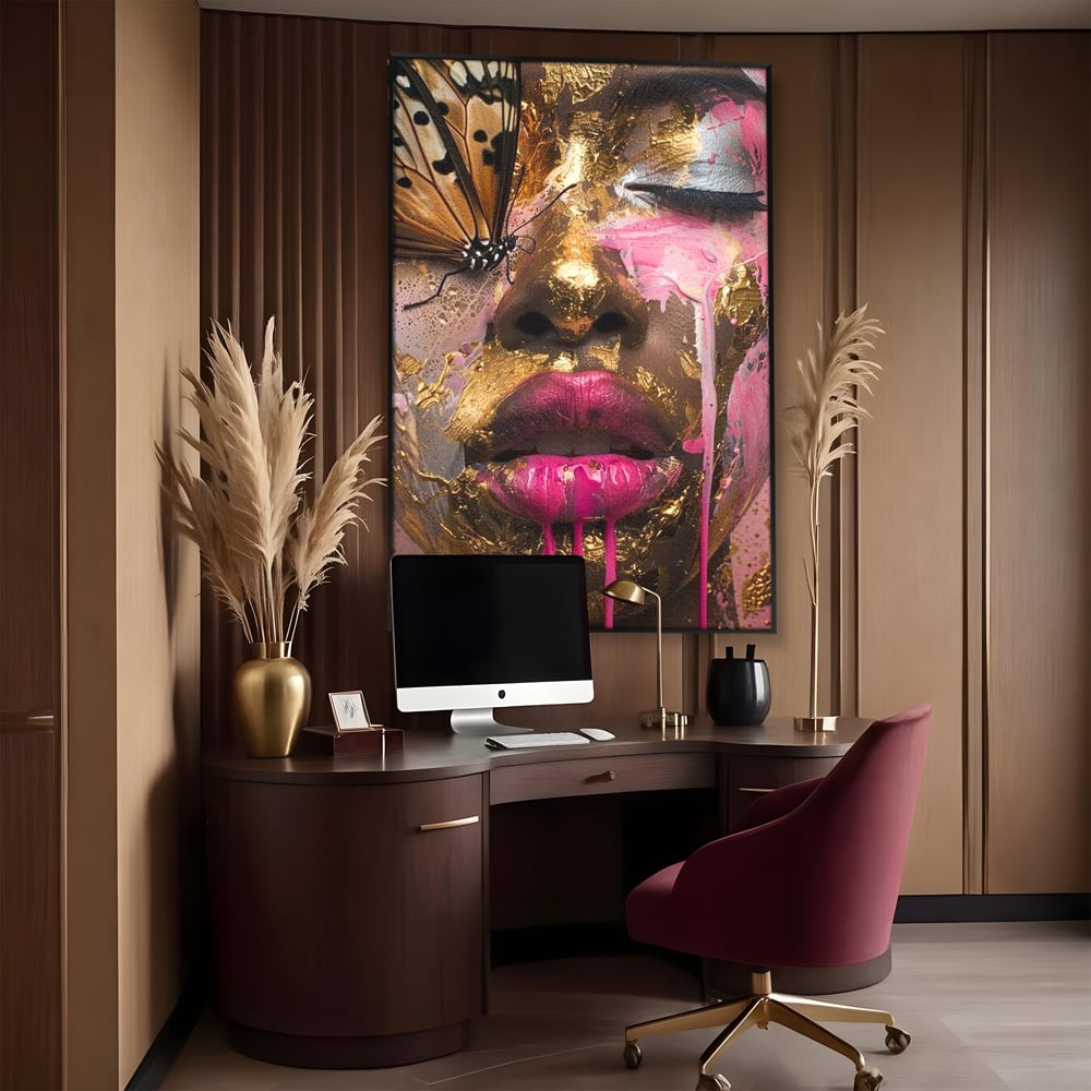 Tablou canvas cu tablou canvas cu portret artistic de femeie, in rama de aluminiu negru, pe perete intr-un birou